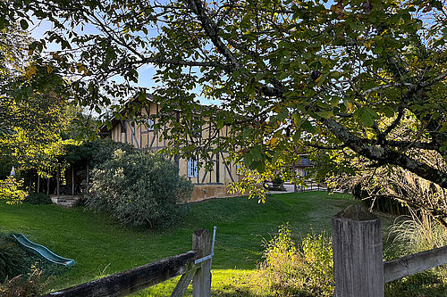 Pool — Blick aufs Haupthaus