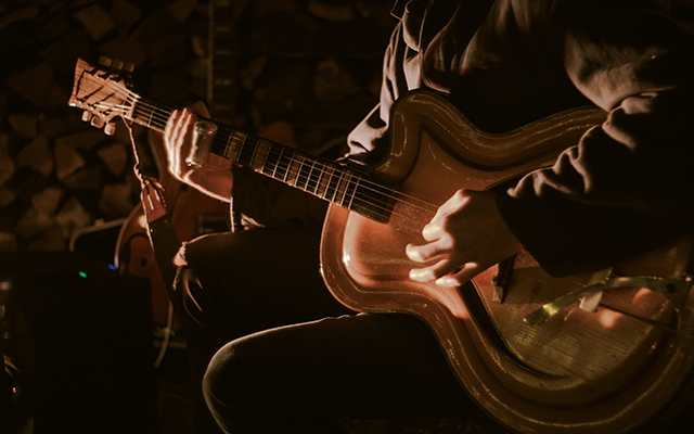 Gitarre am Außenkamin
