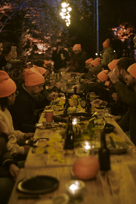 Tafel am Außenkamin