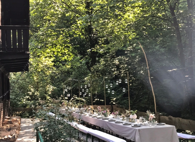Tafel im Wald — Hochzeitsdinner